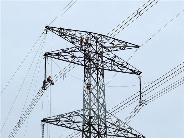 Sửa chữa, thay dây cáp quang – Nâng cao độ tin cậy vận hành lưới điện truyền tải quốc gia